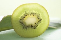 Slice of kiwi fruit, close-up — Stock Photo