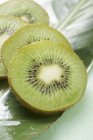 Várias fatias de kiwi — Fotografia de Stock