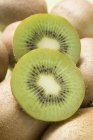 Dos rebanadas de kiwi - foto de stock