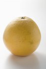 Грейпфрут с капельками — стоковое фото