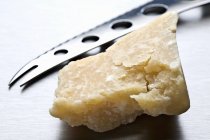 Cuchillo parmesano y queso - foto de stock