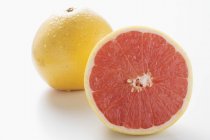 Rosa Grapefruit auf weiß — Stockfoto