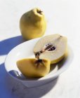 Fresh Whole and halved quinces — Stock Photo