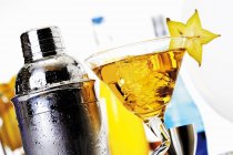 Cocktail und verschiedene Utensilien — Stockfoto