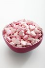 Крупним планом вид на серця рожевої глюкози в мисці — стокове фото