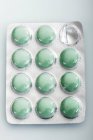 Close-up vista superior de pastilhas de goma de mascar na embalagem blister — Fotografia de Stock