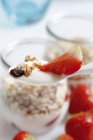 Joghurt mit Müsli und Erdbeeren — Stockfoto