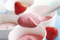 Iogurte de morango em vasos — Fotografia de Stock