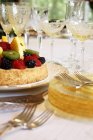 Torta de frutas na mesa — Fotografia de Stock