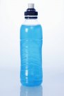 Vista de cerca de la bebida de energía azul en botella de plástico con tapa de tracción - foto de stock