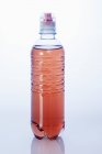 Vista de perto da bebida de energia vermelha em garrafa de plástico — Fotografia de Stock