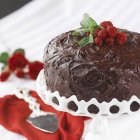 Шоколадный торт на торте — стоковое фото
