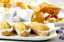 Produtos de padaria e cappuccino para o café da manhã — Fotografia de Stock