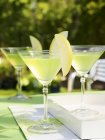 Apple Martinis na mesa — Fotografia de Stock