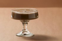 Pudding au chocolat dans un plat en verre — Photo de stock