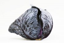Голова краснокочанной капусты — стоковое фото