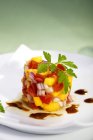 Frische Mango-Tomaten-Salsa auf weißem Teller — Stockfoto