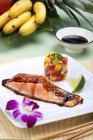 Teriyaki-Lachs mit Mango-Salsa — Stockfoto