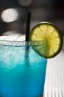 Margarita blu con fetta di calce — Foto stock