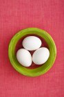 Uova in ciotola verde — Foto stock