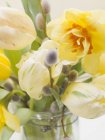 Primo piano vista di fiori primaverili tra cui tulipani, narcisi e salice figa — Foto stock