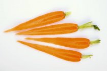 Ломтики моркови с верхушками — стоковое фото