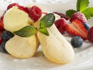 Dita di spugna con gelato alla vaniglia — Foto stock