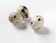 Huevos sobre fondo blanco - foto de stock