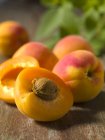 Abricots frais mûrs — Photo de stock