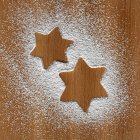 Vista dall'alto di forme a stella in zucchero a velo su superficie di legno — Foto stock