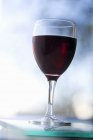 Vista close-up de vinho Bordeaux em vidro de caule — Fotografia de Stock