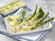 Cipolle alla griglia e asparagi — Foto stock