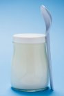 Натуральний йогурт у банці — стокове фото