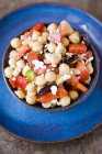 Салат из гороха с оливками — стоковое фото