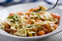 Farfalle pasta with tomatoes and chickpeas — Stock Photo