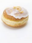 Donut gelado com amêndoas em flocos — Fotografia de Stock