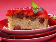 Rhubarb and strawberry cake — Stock Photo