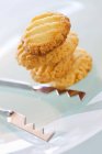 Biscuits avec pinces sur l'assiette — Photo de stock