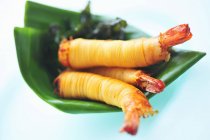 Crevettes enrobées de nouilles frites — Photo de stock