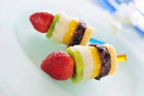 Skewered fruit sushi — Stock Photo