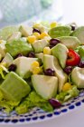 Свежий салат с авокадо — стоковое фото