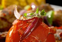 Tomate grillée sur assiette avec fond flou — Photo de stock