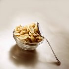 Amendoins salgados em prato — Fotografia de Stock