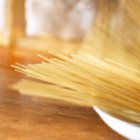 Espaguetis sin cocer en plato - foto de stock