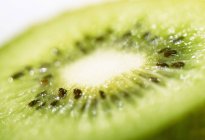 Media fruta kiwi - foto de stock