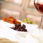 Cerejas engarrafadas em tigela com vinho — Fotografia de Stock