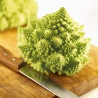 Romanesco brócoli con cuchillo - foto de stock