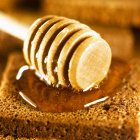 Trempette au miel et miel — Photo de stock