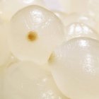 Cebollas perlas, primer plano - foto de stock