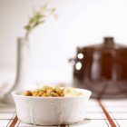 Stufato di legumi e cereali in piatto bianco — Foto stock